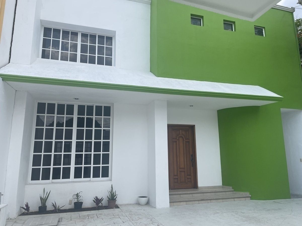 1 of 8: Fachada