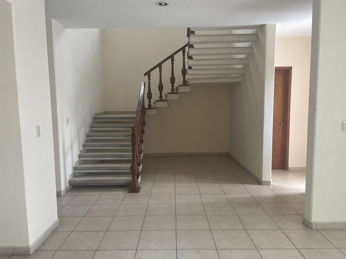 2 of 8: Escalera