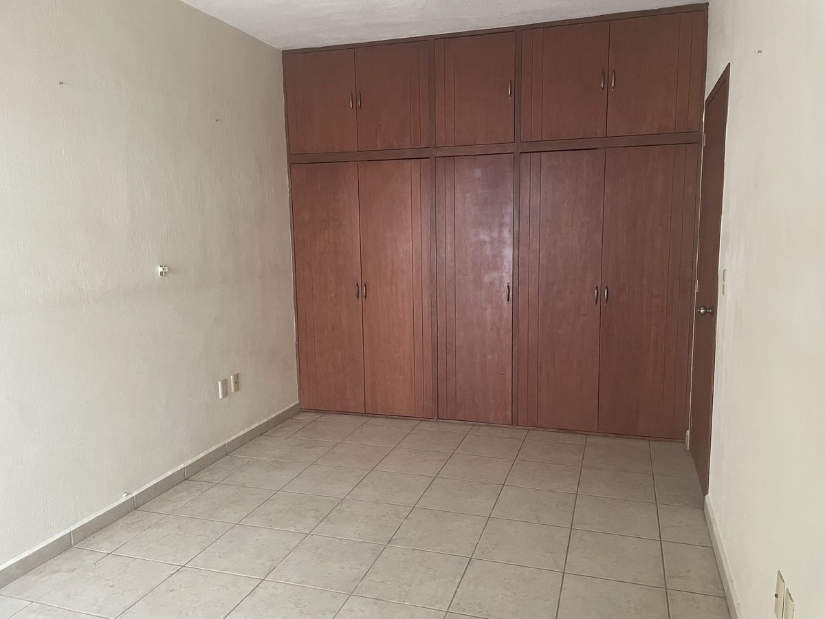 6 of 8: Closet de la recámara