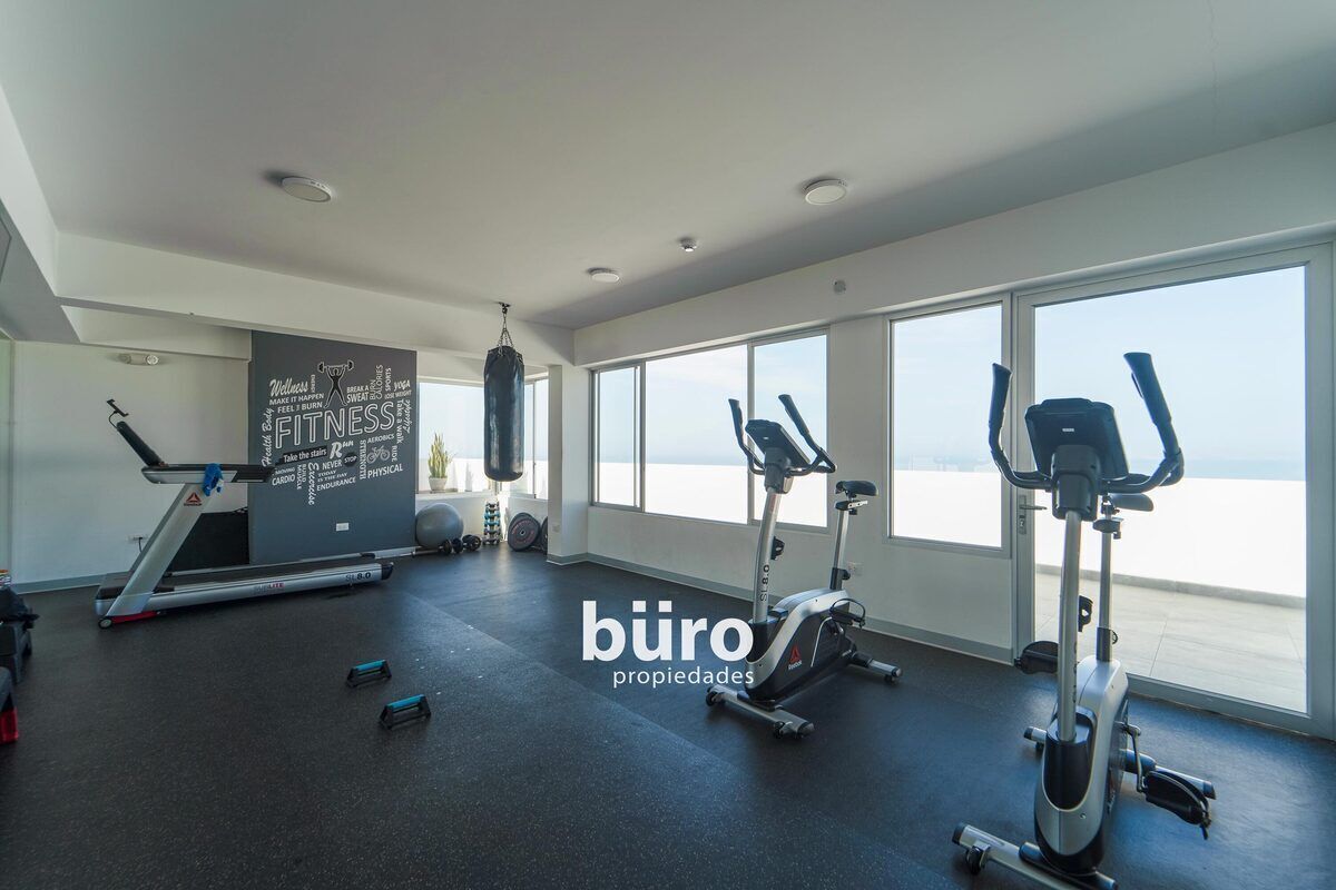 19 de 23: Gimnasio de uso común con vista al mar