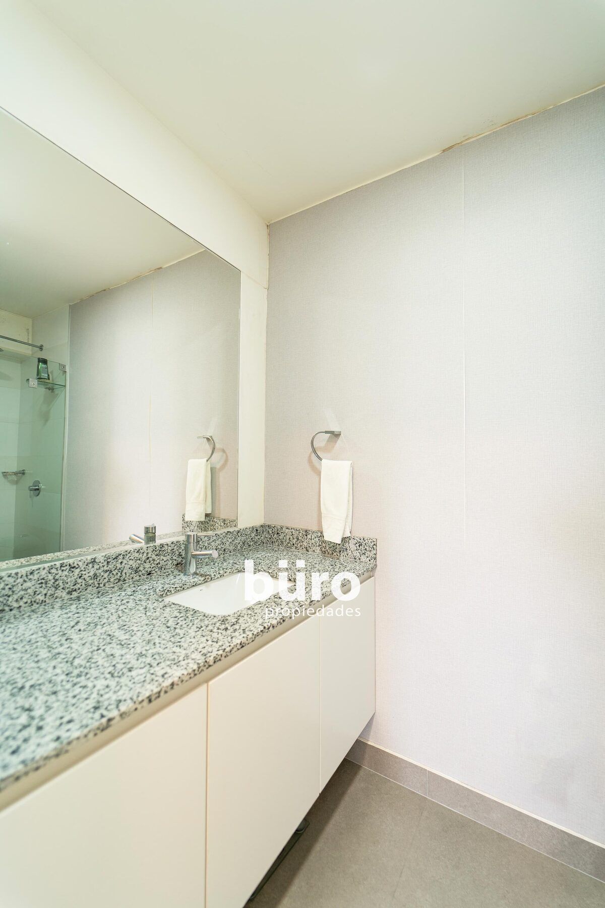 13 de 23: Baño del dormitorio secundario