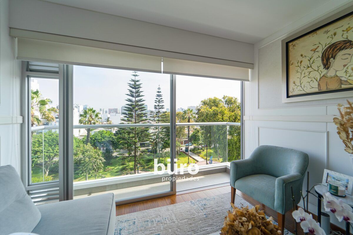 5 de 22: Sala con balcón desde el piso 6