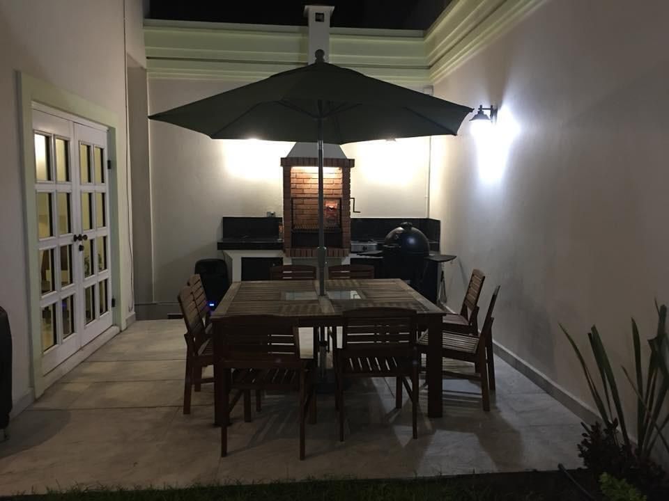 4 of 11: Terraza con asador