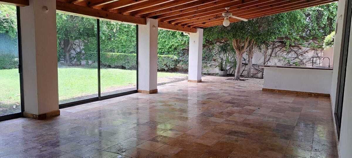 2 of 14: Terraza techada