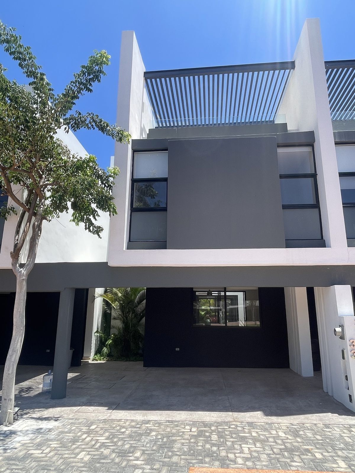 1 of 47: Fachada principal