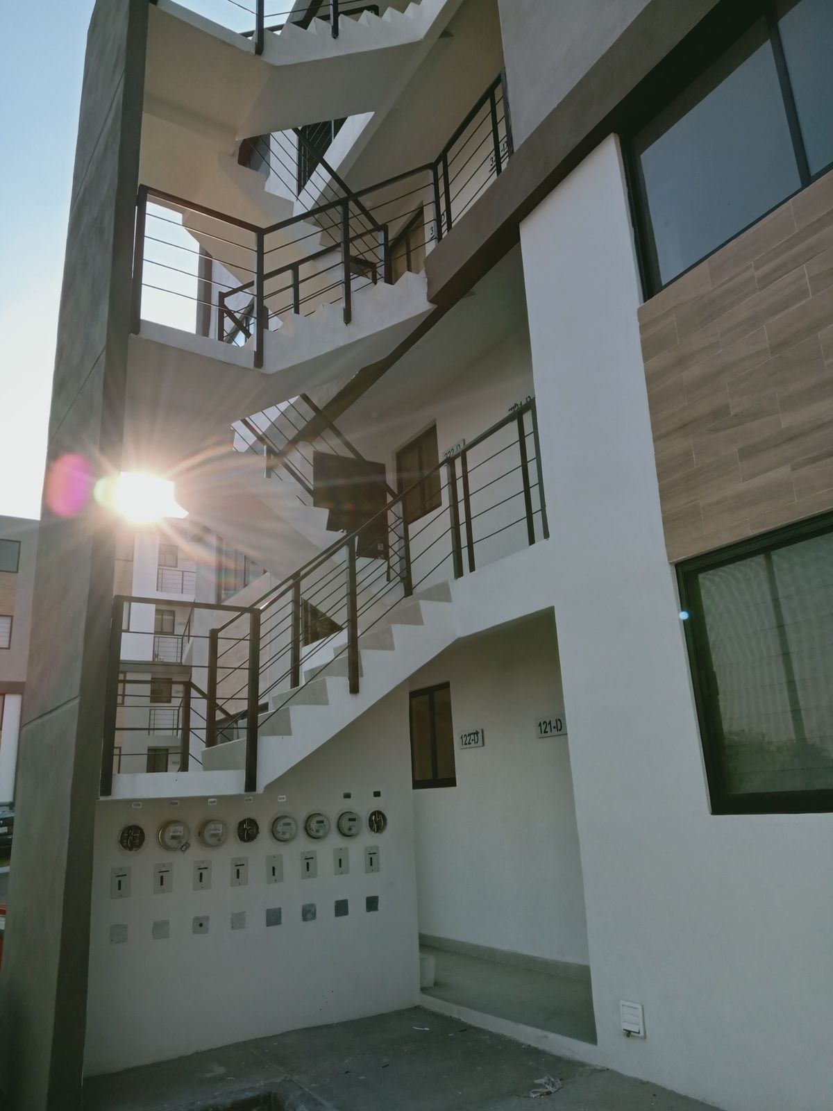 ESCALERA PARA LLEGAR A DEPARTAMENTO EN 1ER NIVEL.