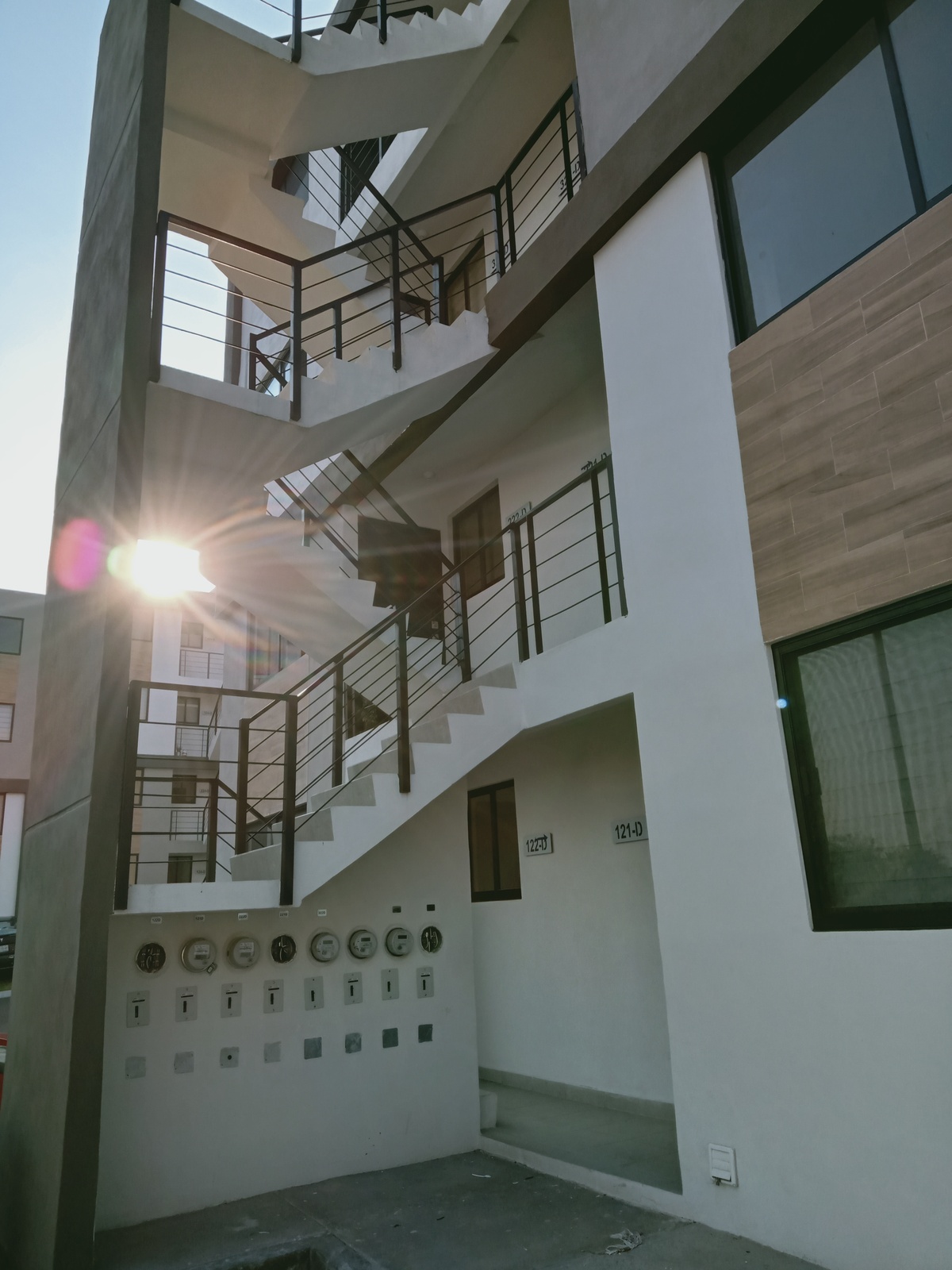 4 de 15: ESCALERA PARA LLEGAR A DEPARTAMENTO EN 1ER NIVEL.