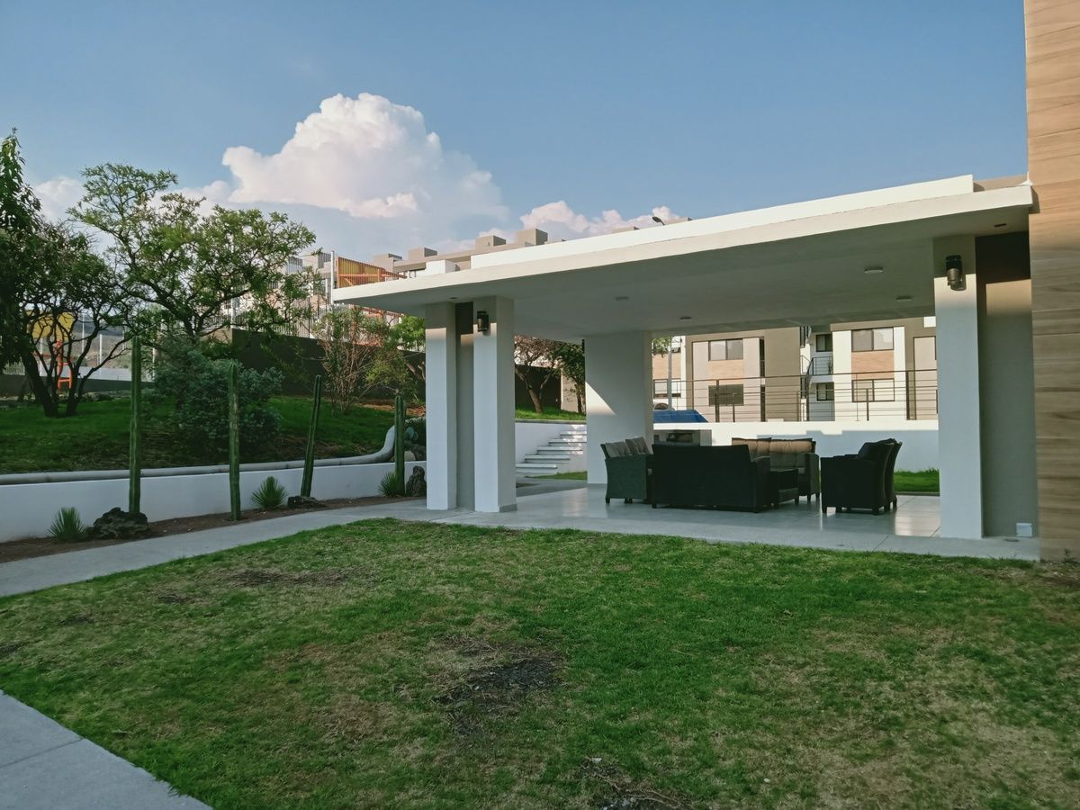 SALA CON SOMBRA JUNTO A LA ALBERCA