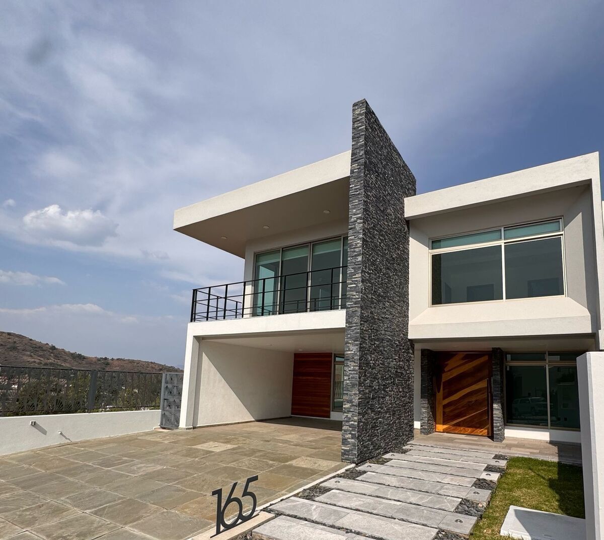 3 of 34: Fachada