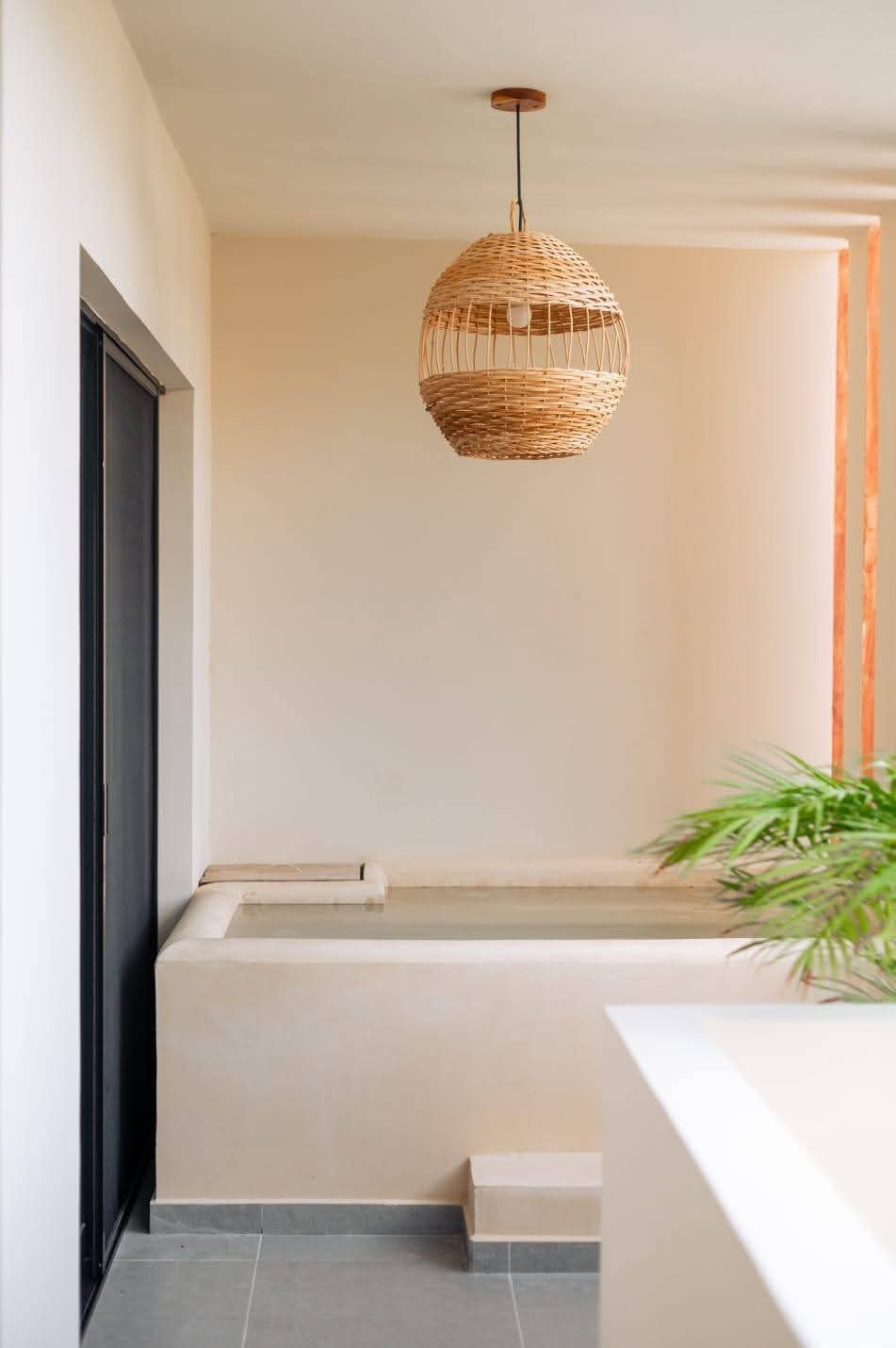 4 de 49: Private plunge pool, Tulum, rattan light fixture
