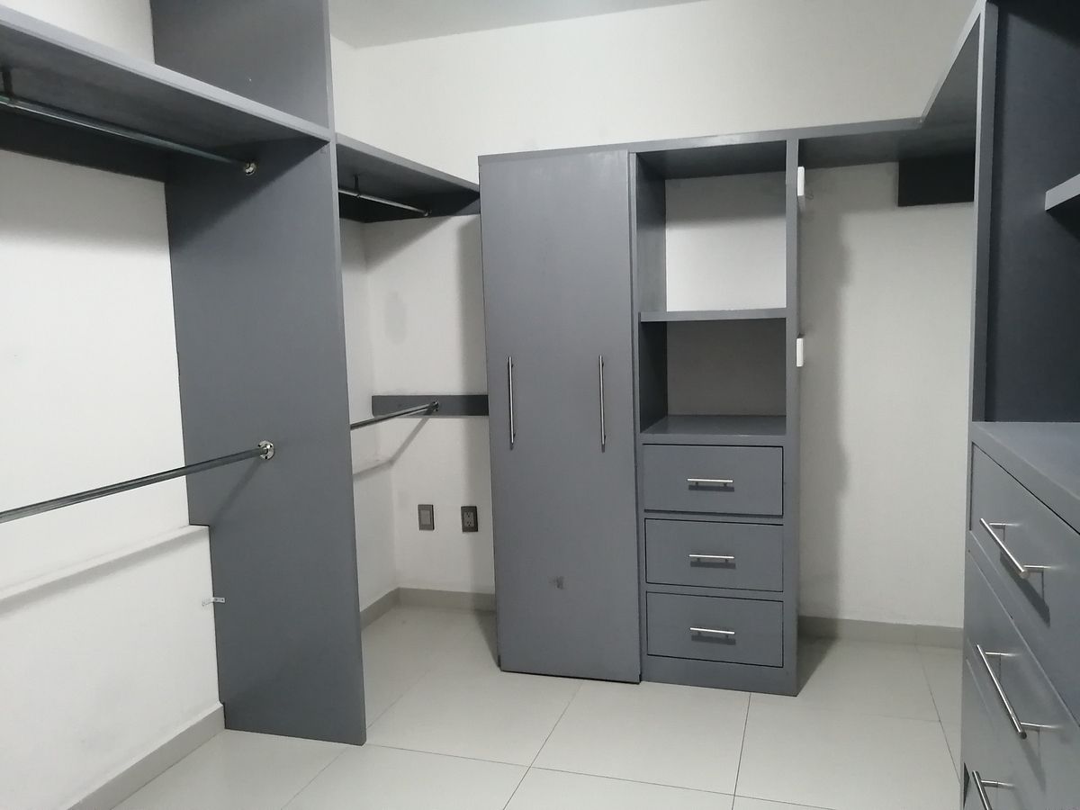 5 of 15: Amplio vestidor