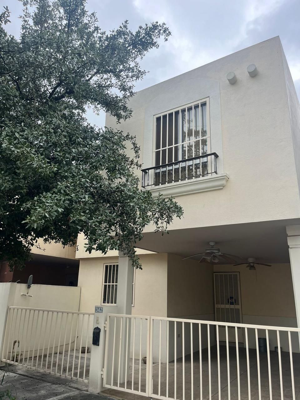 1 of 20: Fachada
