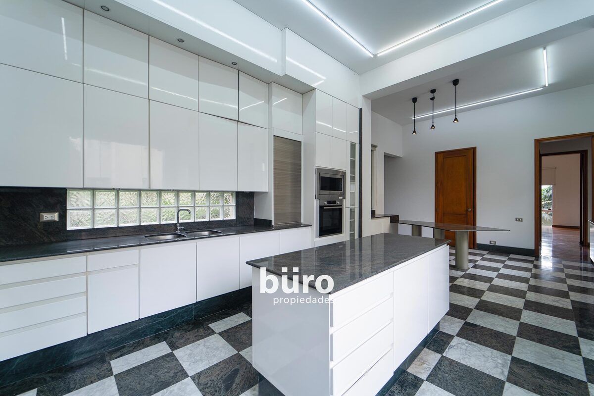 3 de 42: Cocina con Mesón de granito negro profundo