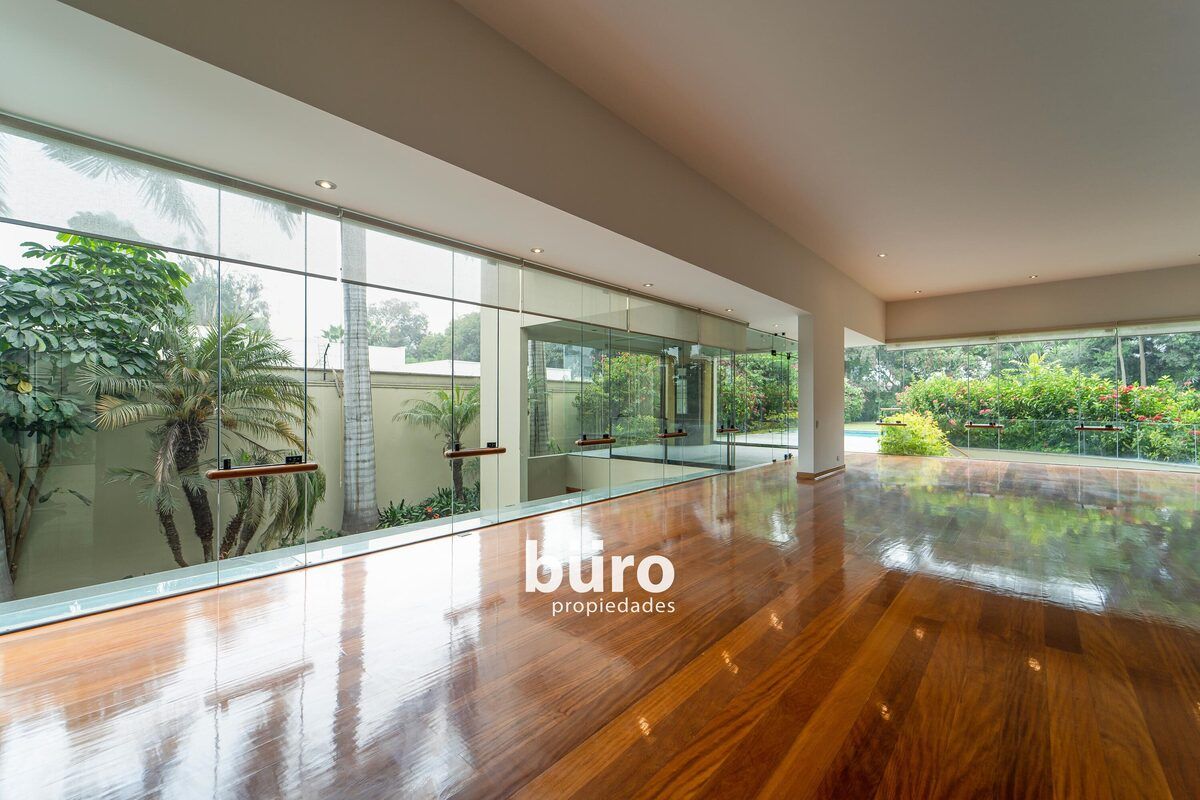 5 de 42: Sala con gran iluminación natural y vista al jardín