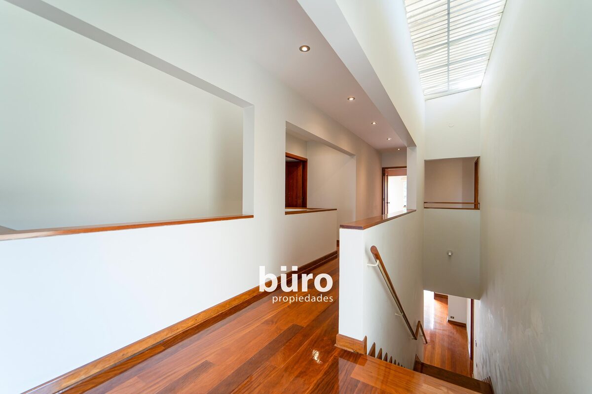 15 de 43: Escalera y pasillo al segundo piso
