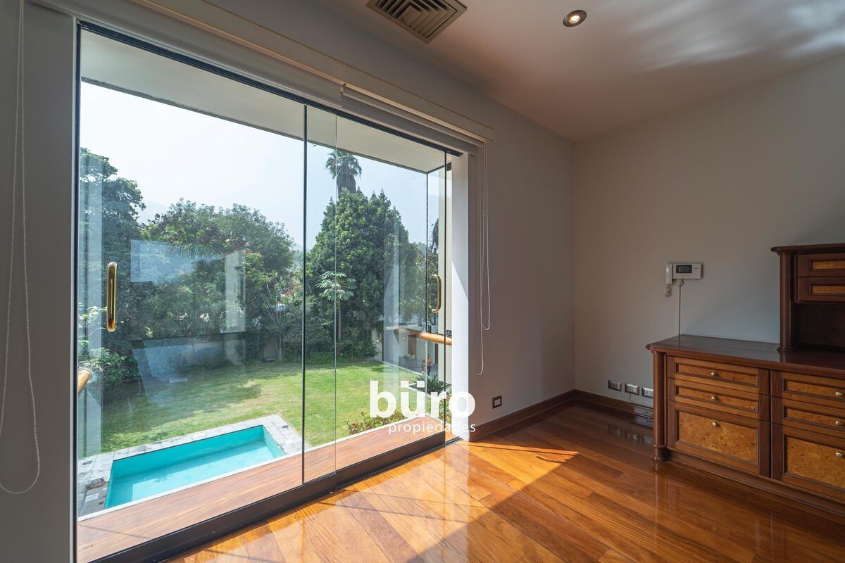 23 de 43: Dormitorio principal con vista a la piscina