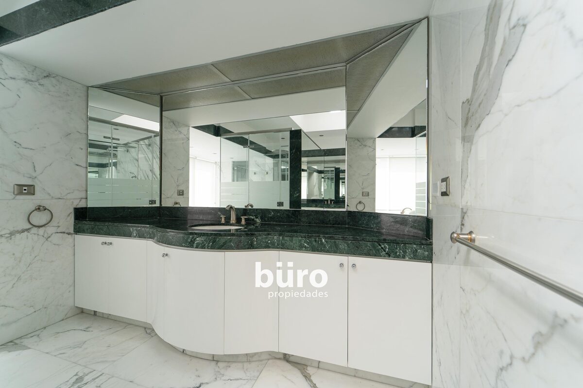 25 de 43: Baño del dormitorio principal