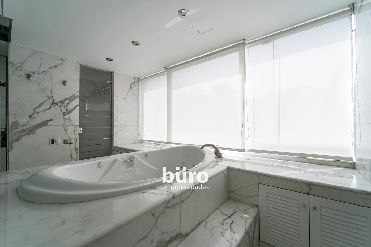 26 de 43: Jacuzzi del baño principal