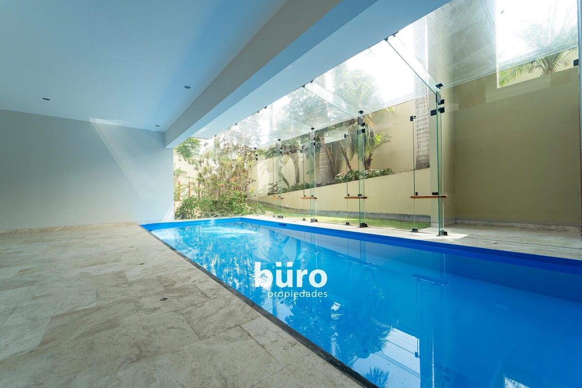 36 de 43: Piscina techada ubicada en sótano