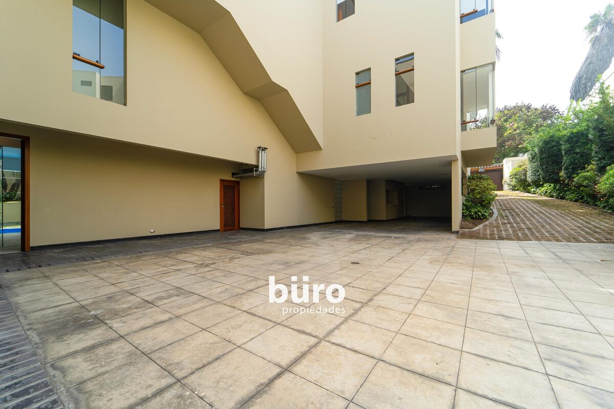 38 de 43: Vista lateral interna de la casa, 10 estacionamientos.