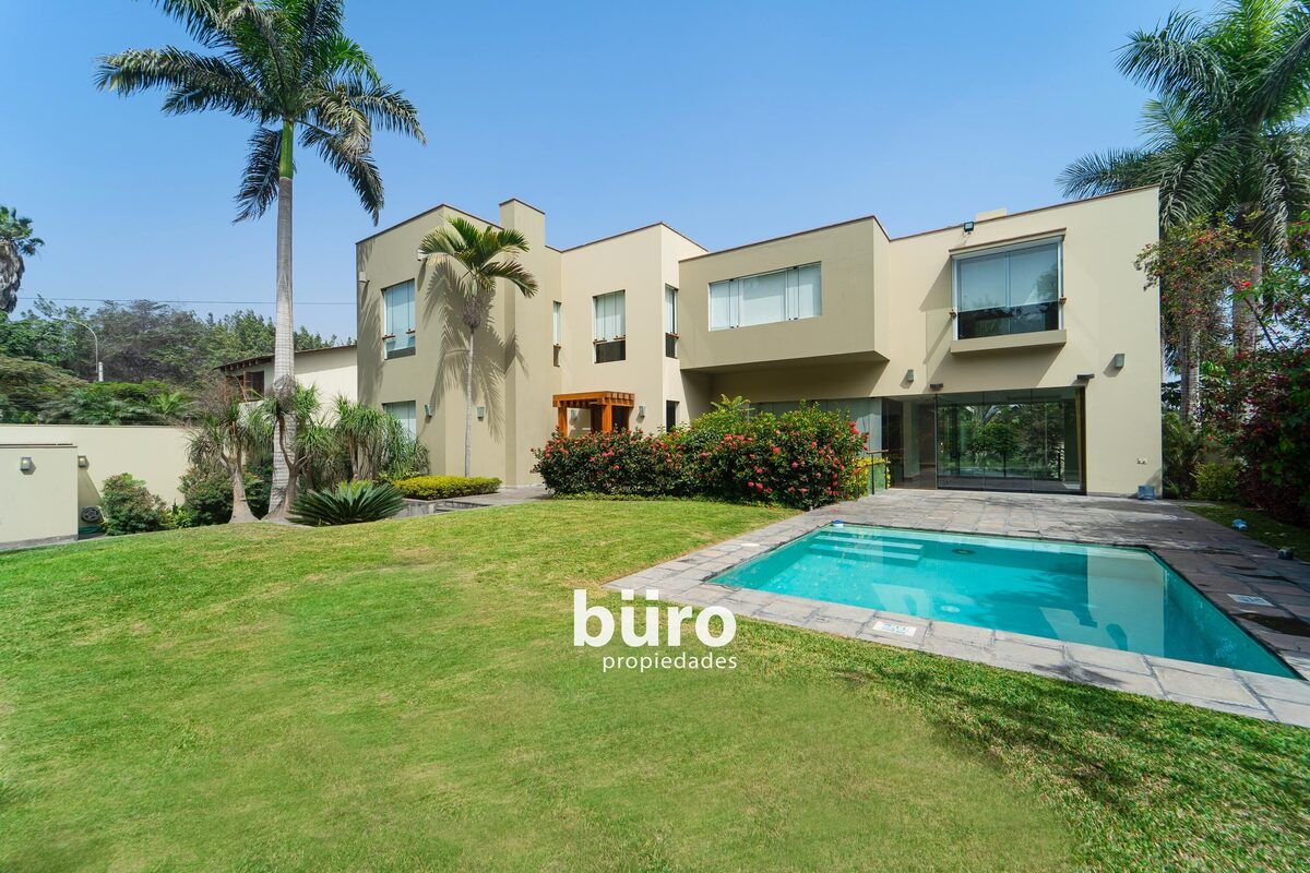 1 de 42: Fachada interna de la casa con la piscina exterior