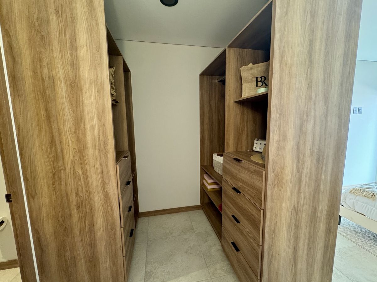 12 de 16: Vestidor