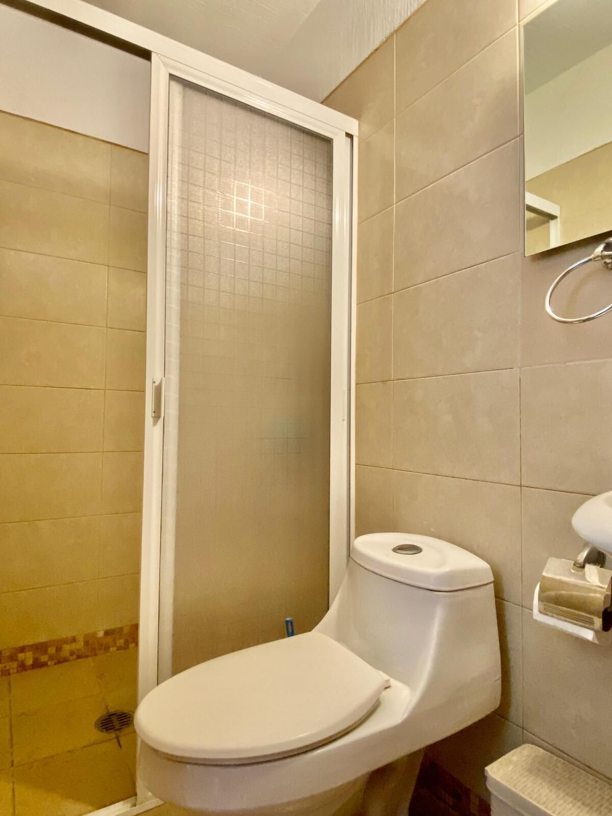 4 of 21: Baño completo en planta baja