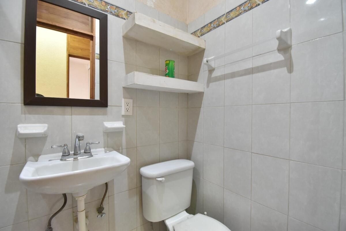 12 of 27: Baño