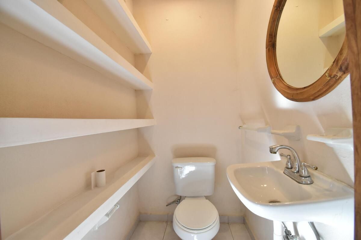 21 of 27: Medio Baño