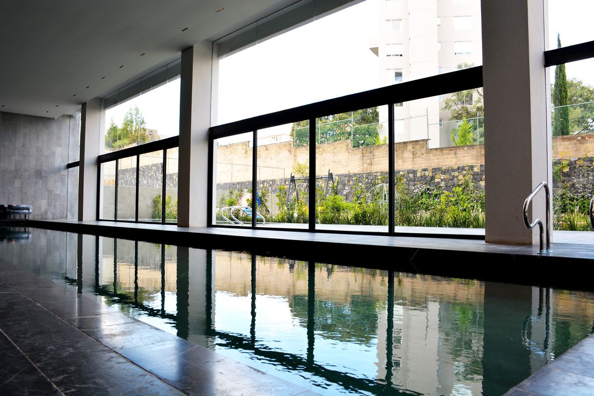 8 de 12: Alberca climatizada. Chapoteadero y jacuzzi al exterior.