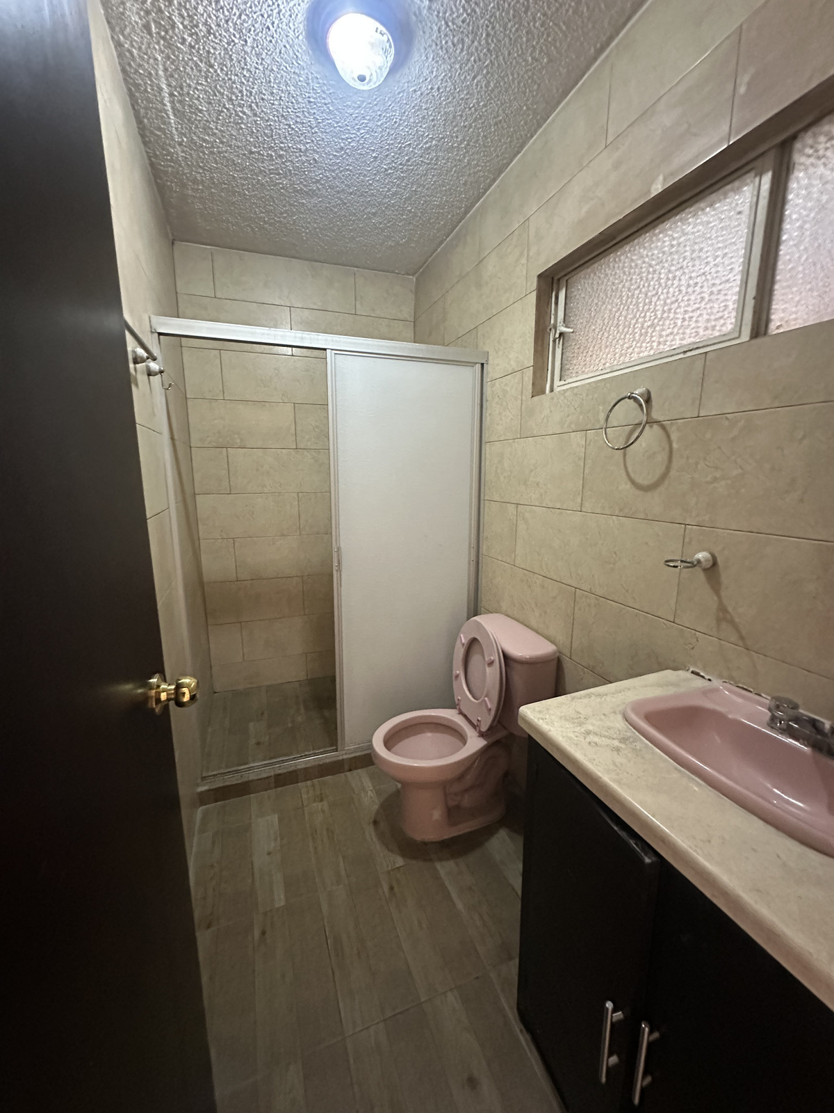 18 of 21: BAÑO COMPLETO EN PASILLO