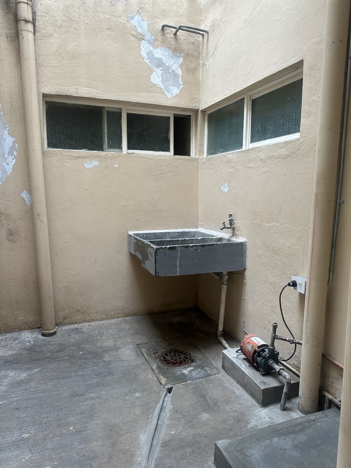 20 of 21: PATIO SERVICIO COCINA