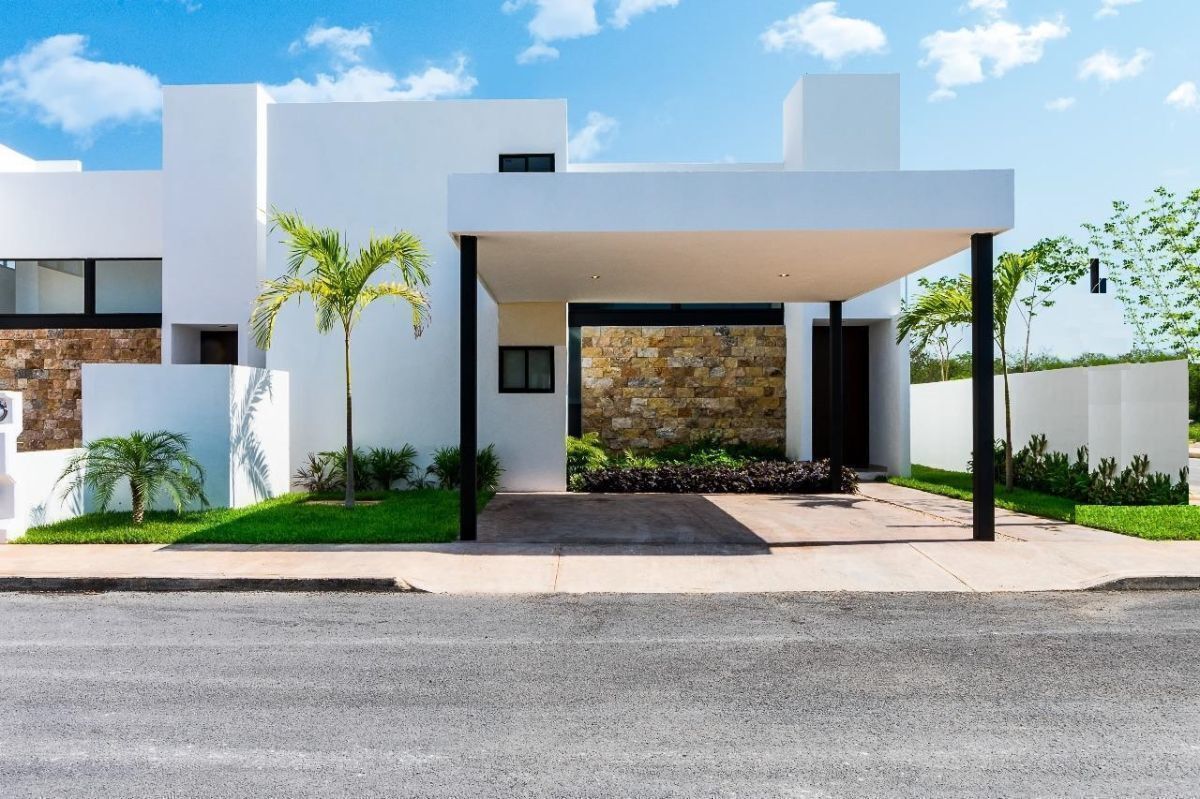 1 of 13: Fachada Principal