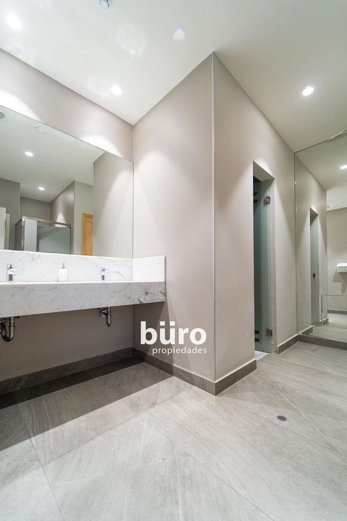 25 de 29: Baños y cambiadores de la piscina