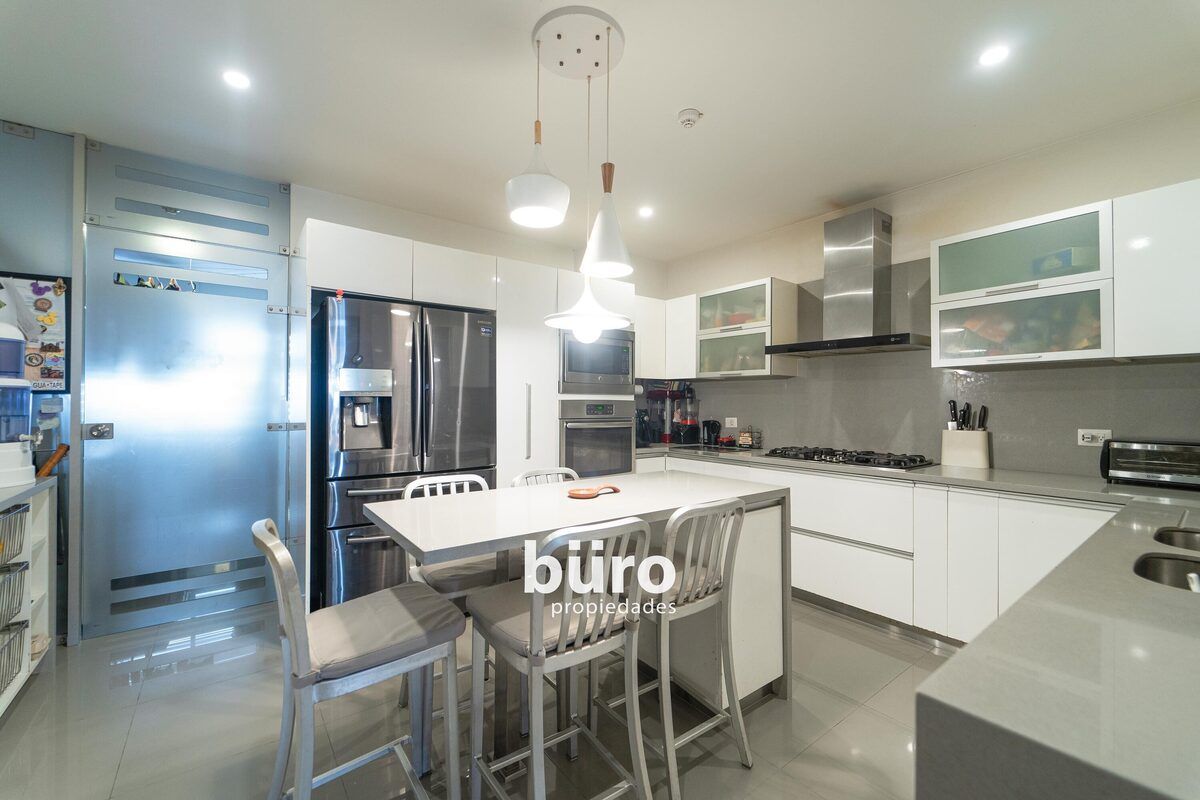 18 de 29: Cocina con mesón de granito