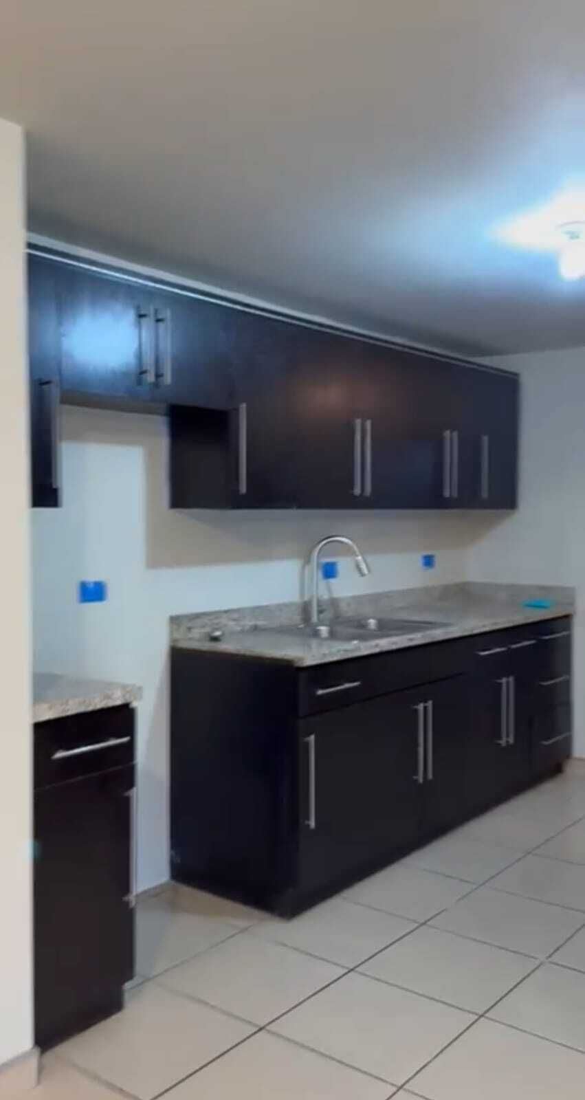 8 of 14: COCINA CON GABINETES