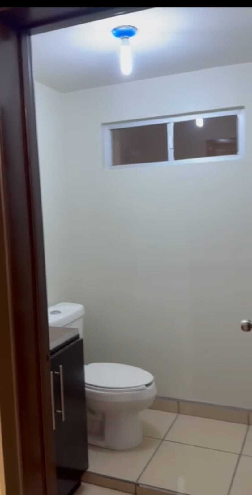 11 of 14: MEDIO BAÑO