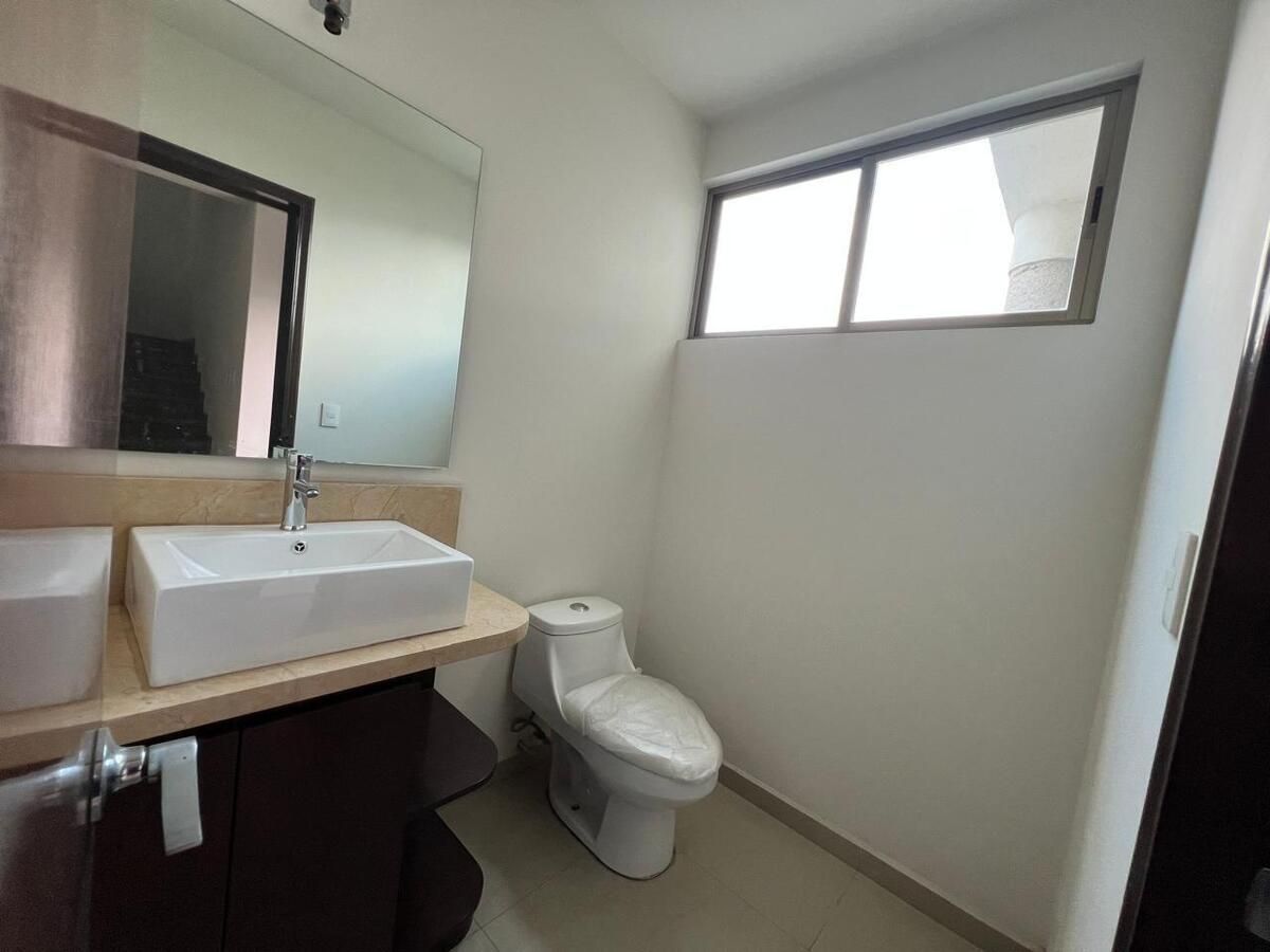 7 of 34: Baño de visitas