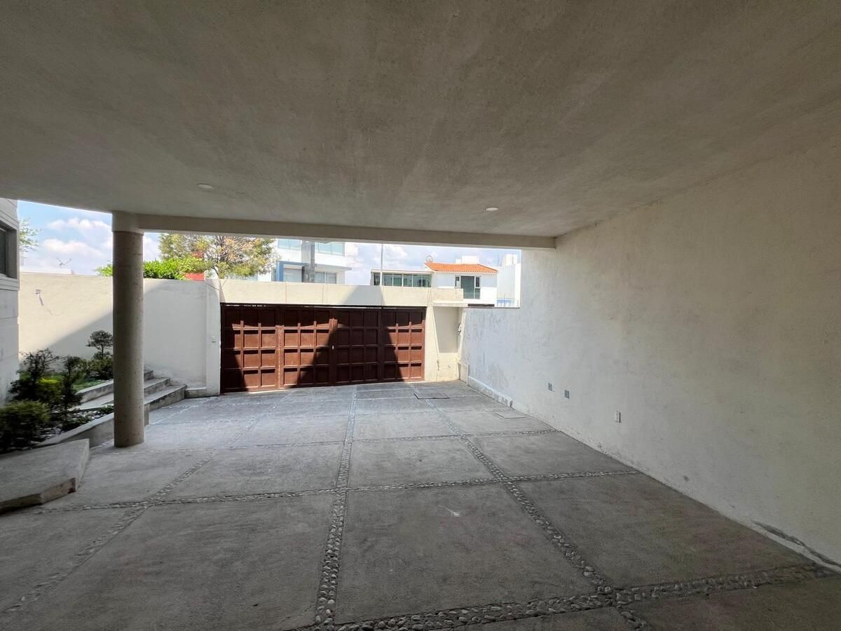 3 of 34: Estacionamiento