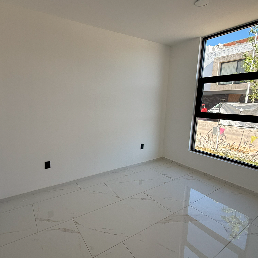 5 of 14: Recámara-estudio en planta baja