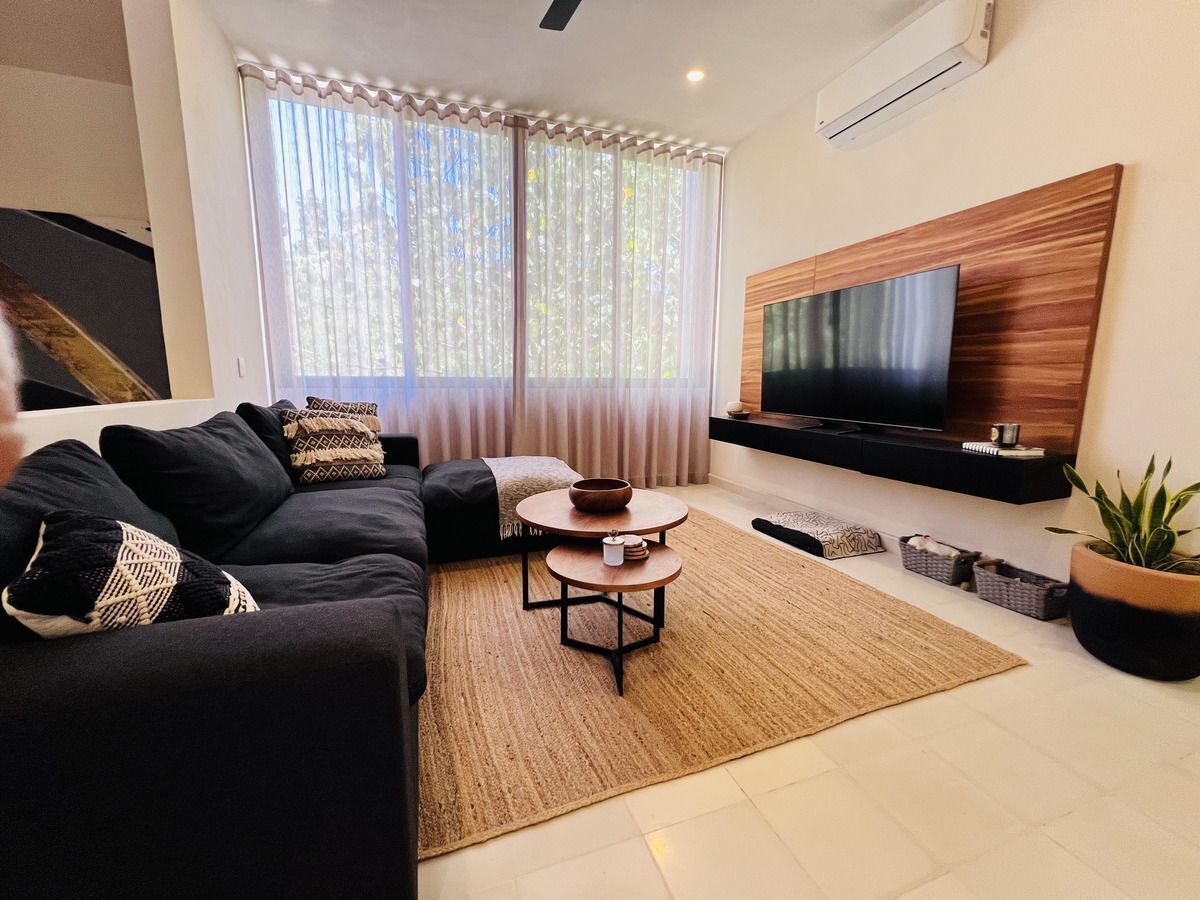 8 de 24: STUDIO TV ROOM