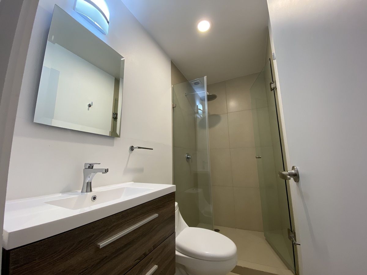 17 of 21: Baño recámaras secundarias