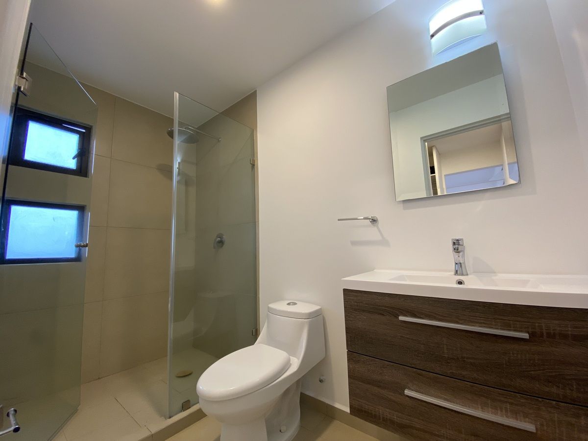 12 of 21: Baño recámara principal