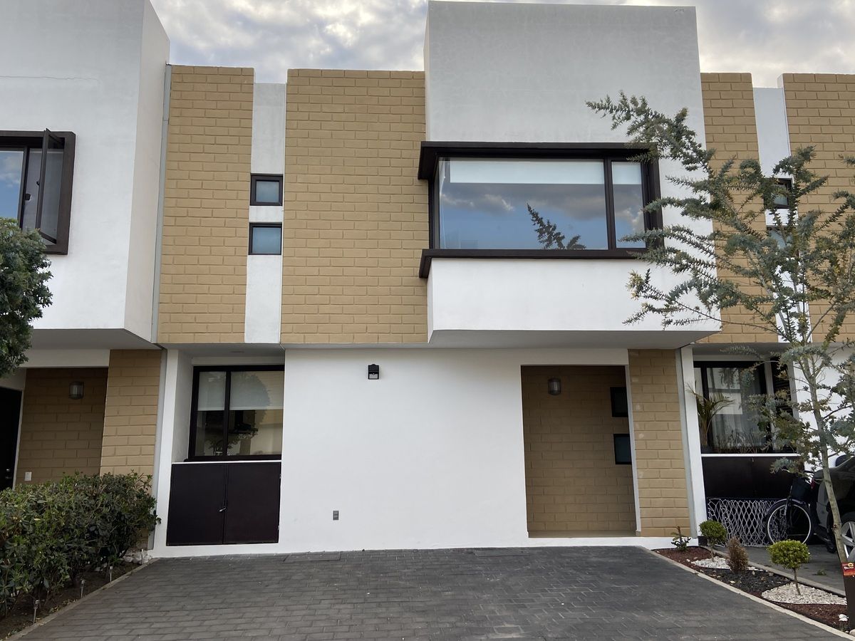1 of 21: Fachada principal