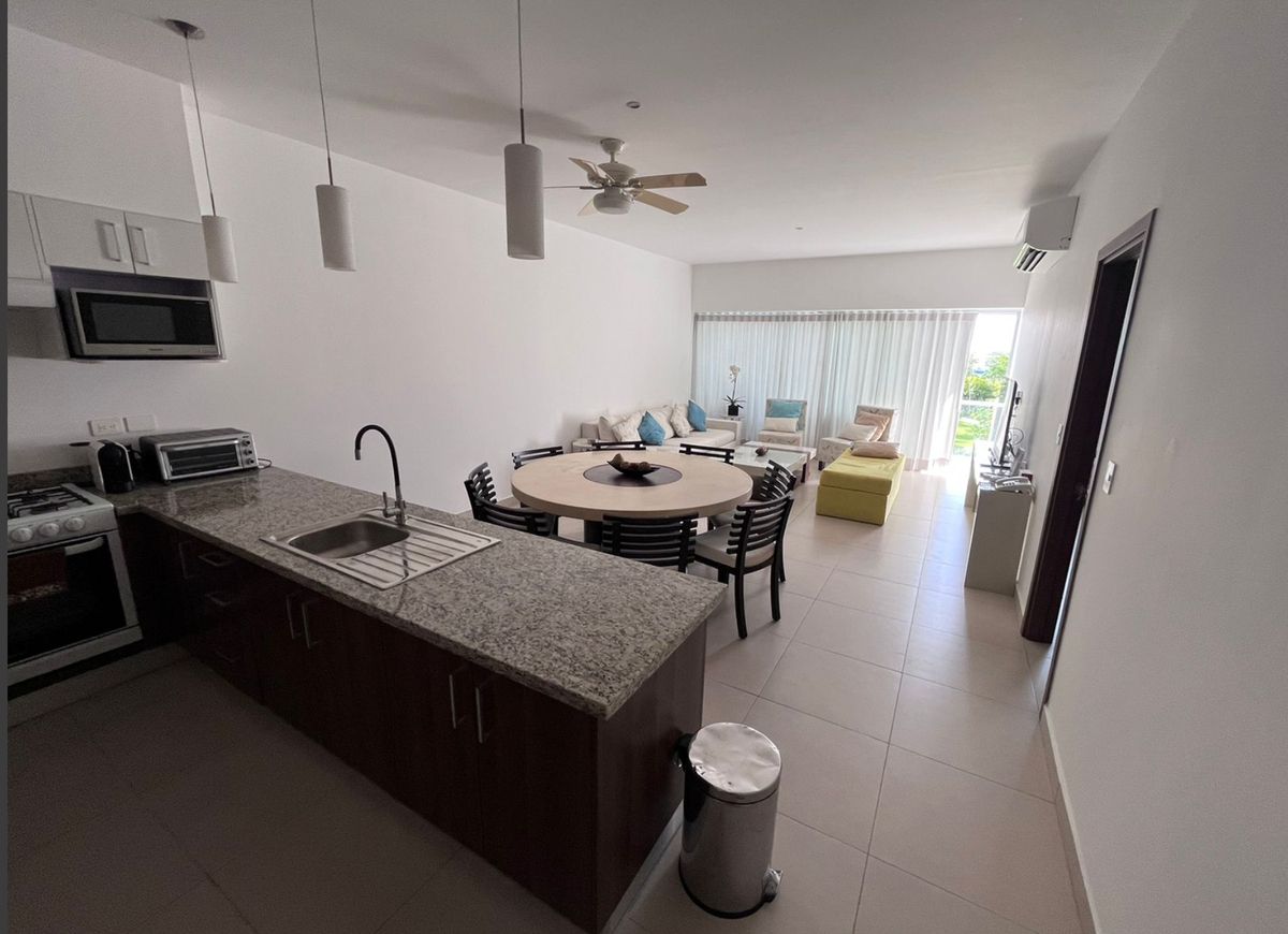 Departamento amueblado en Venta o Renta en Vía Montejo.