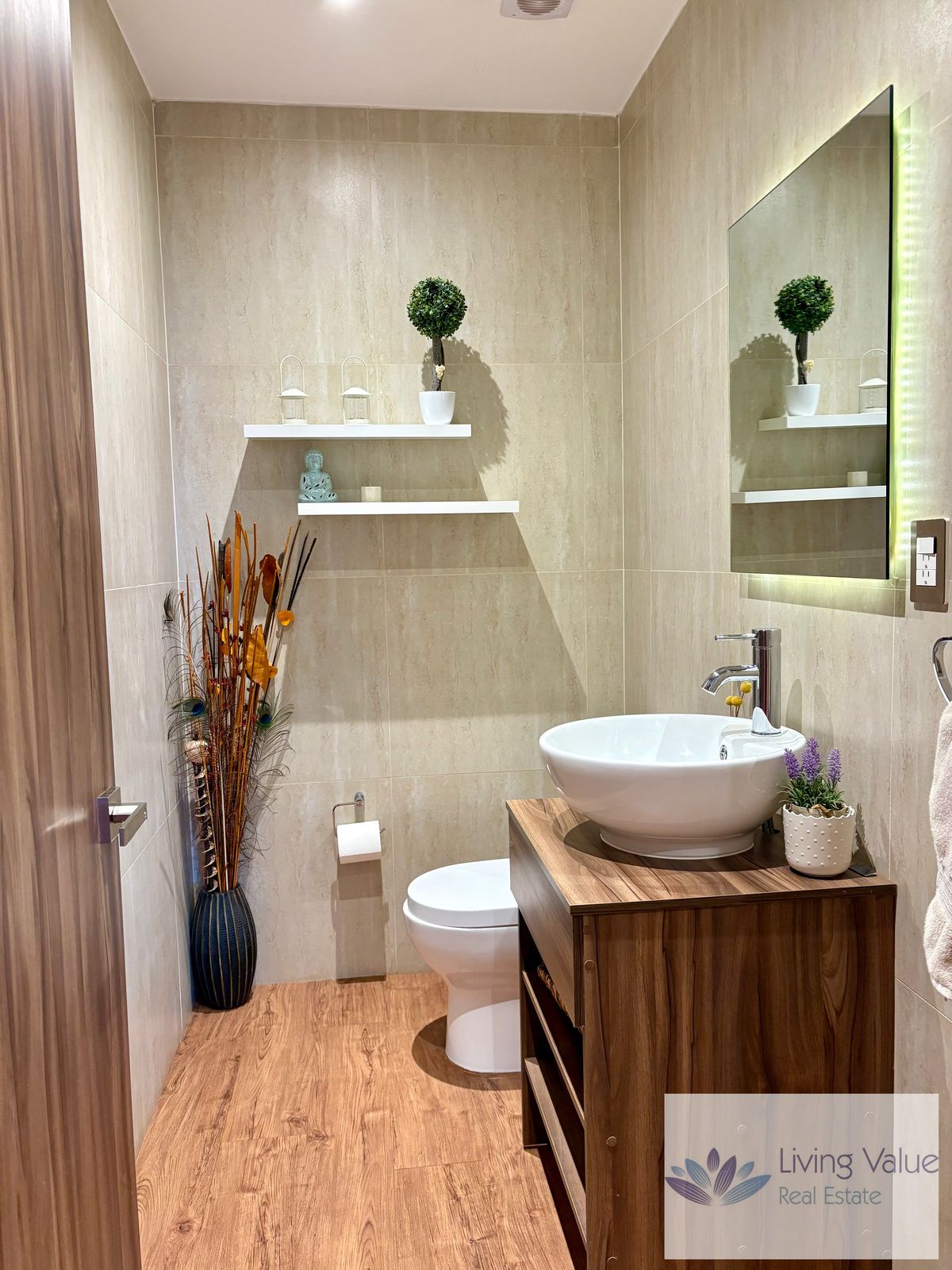 3 de 23: Medio baño de visitas