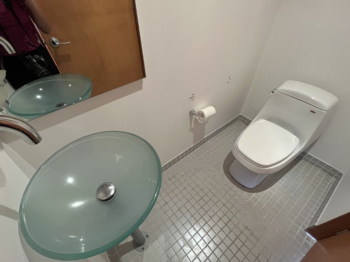 3 de 27: Medio baño