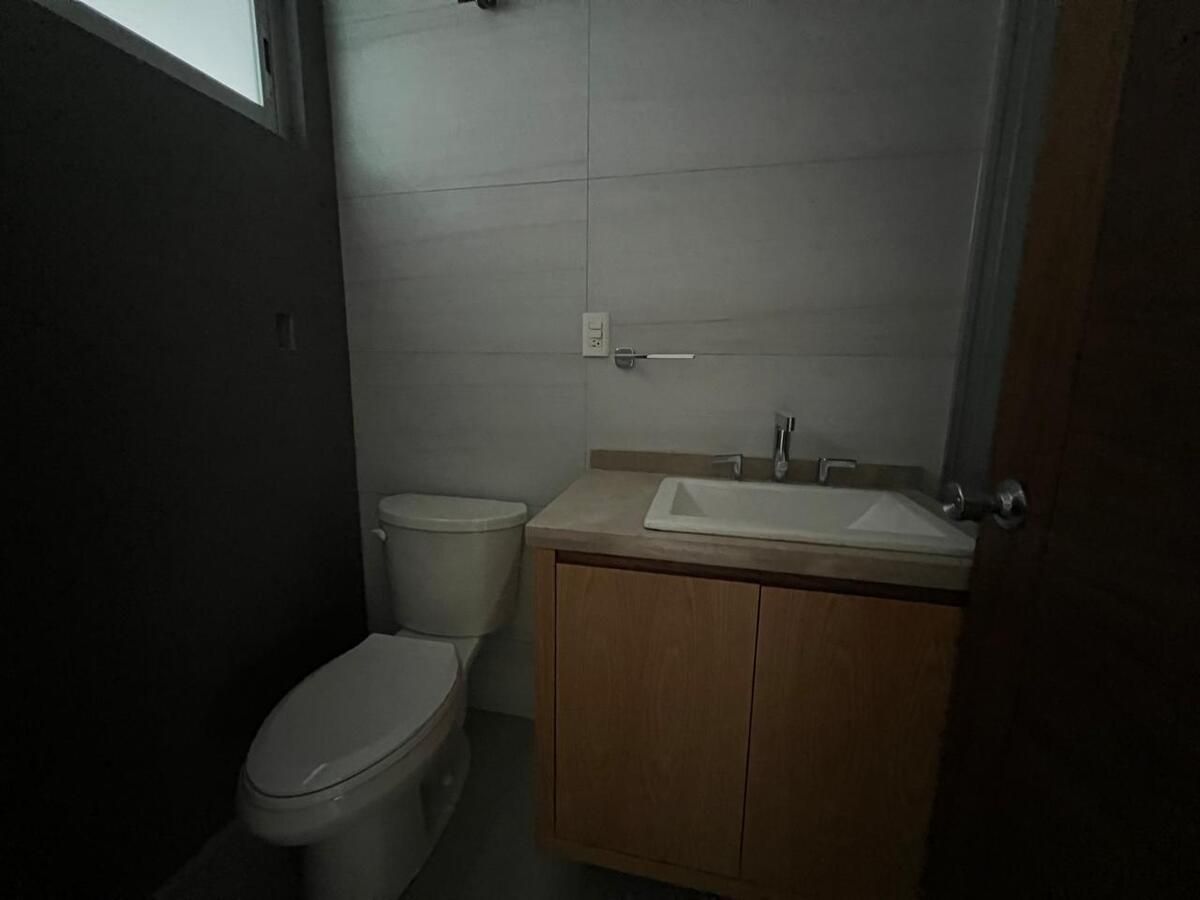 4 of 27: Baño do visitas