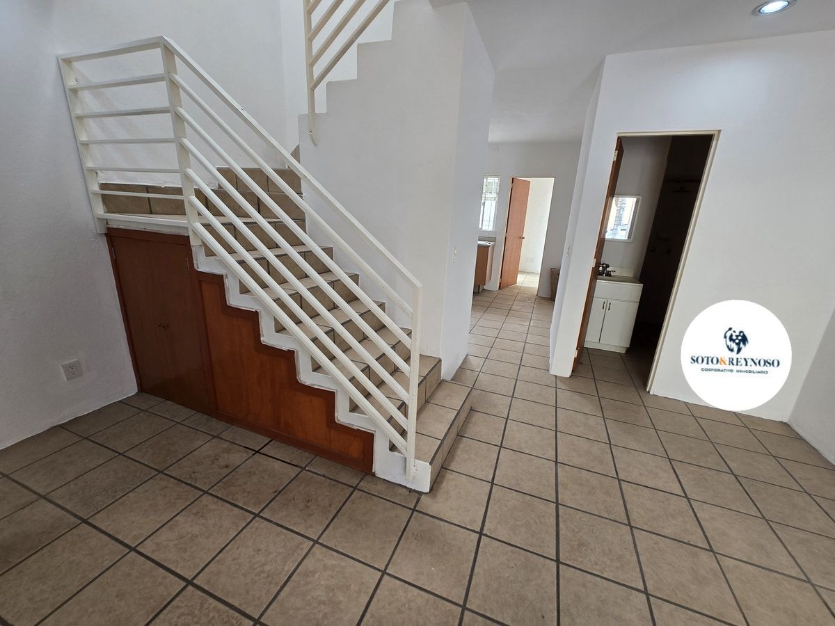 2 de 37: Sala Comedor y baño completo en planta baja