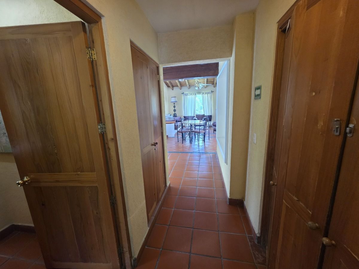 5 of 17: Pasillo a area privativa